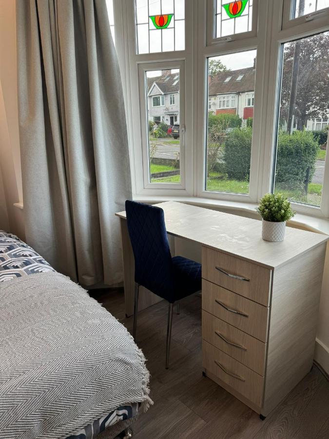 New Southgate Smart Guest Rooms Fast Access To Central London Via Piccadilly Line מראה חיצוני תמונה
