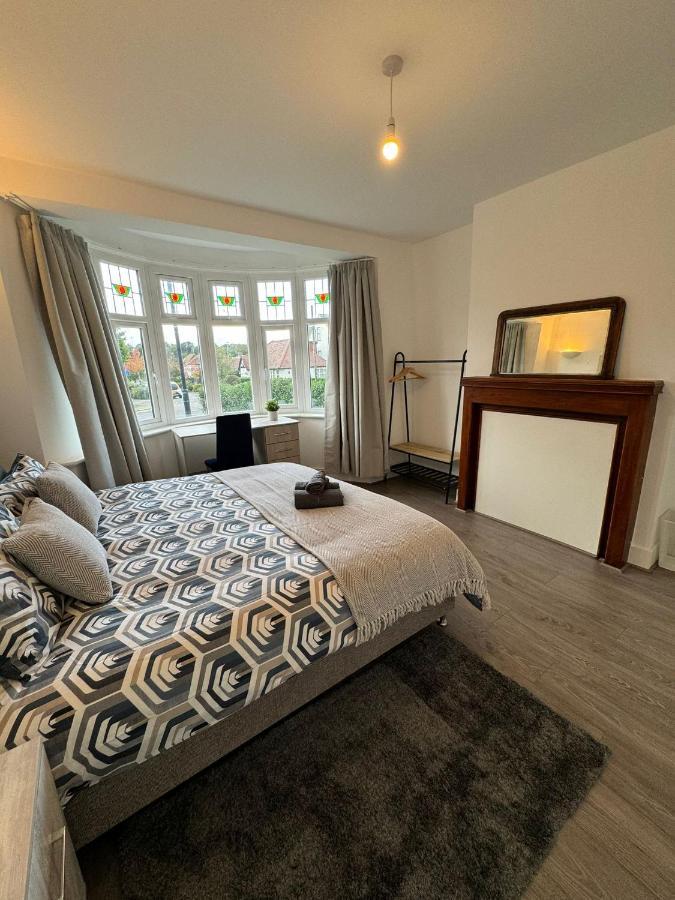 New Southgate Smart Guest Rooms Fast Access To Central London Via Piccadilly Line מראה חיצוני תמונה
