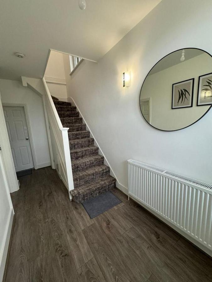 New Southgate Smart Guest Rooms Fast Access To Central London Via Piccadilly Line מראה חיצוני תמונה